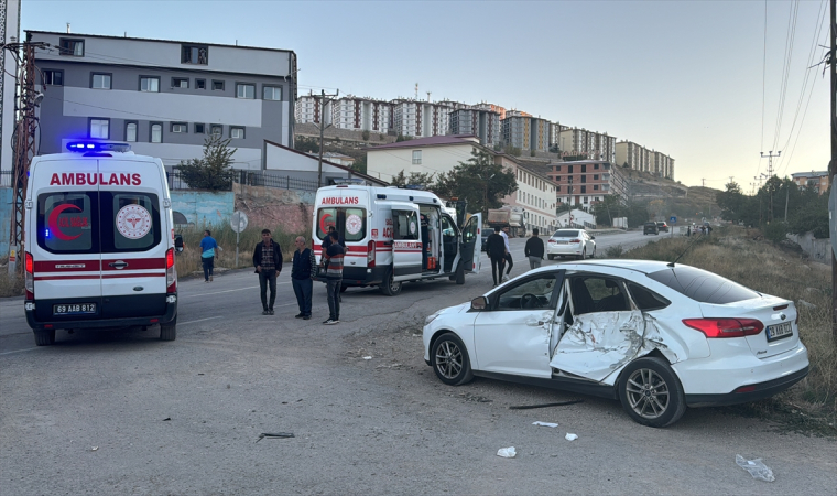 Bayburt’ta kamyon ile otomobil çarpıştı 6 kişi yaralandı