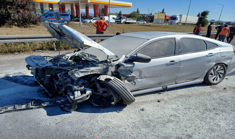 Bolu kesiminde iki otomobilin çarpıştığı kazada 3 kişi yaralandı