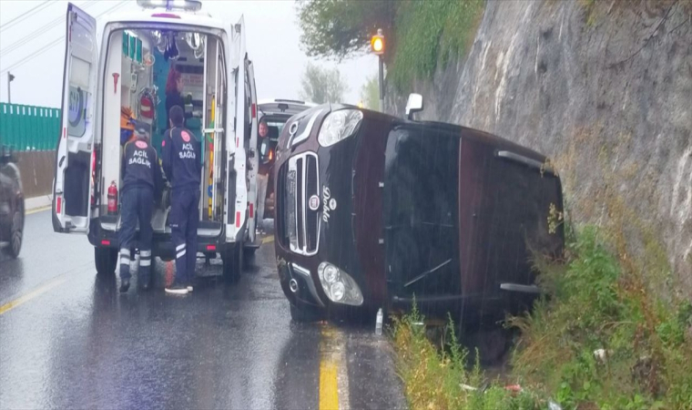 Kaza yapan aracın sürücüsüne yardım etmek isteyen 2 kişiye otomobil çarptı