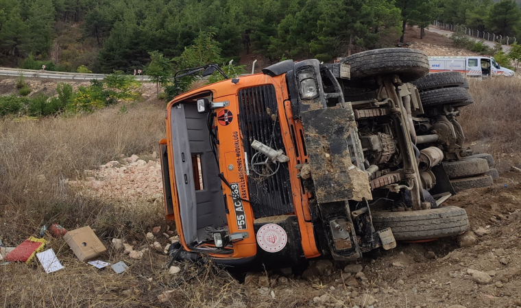 Freni boşalınca şarampole devrilen kamyondaki sürücü yaralandı