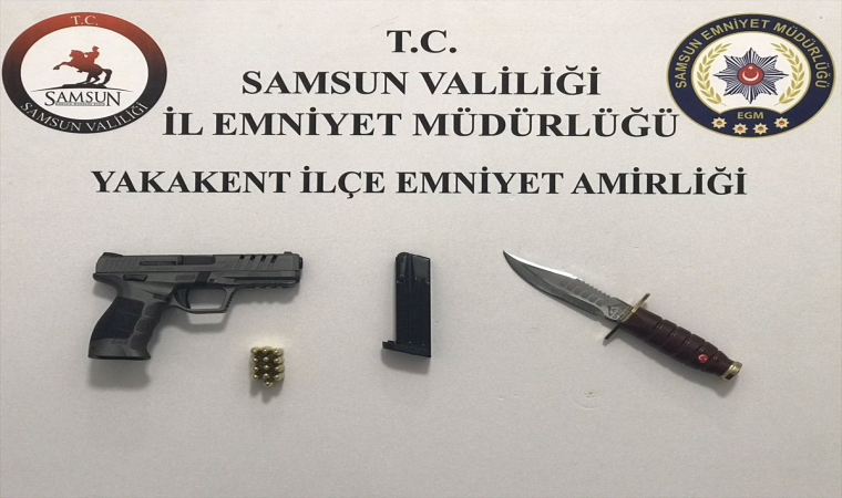 Samsun’da durdurulan şüpheli araçta silah ve bıçak ele geçirildi