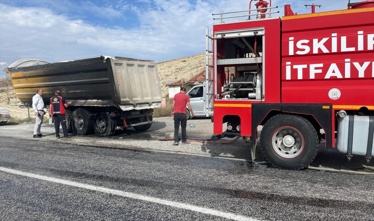 Çorum’da yanan kamyon itfaiye tarafından söndürüldü