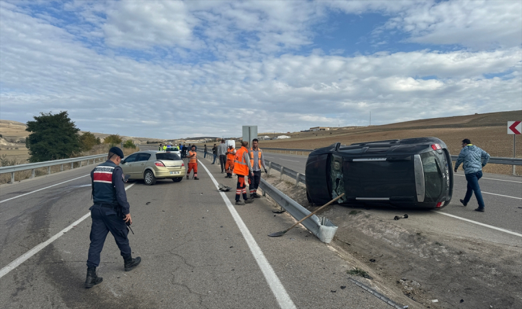 Bayburt’ta cip ile otomobilin karıştığı kazada 2 kişi yaralandı