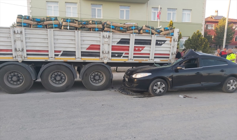 Park halindeki tıra çarpan otomobildeki 4 kişi yaralandı