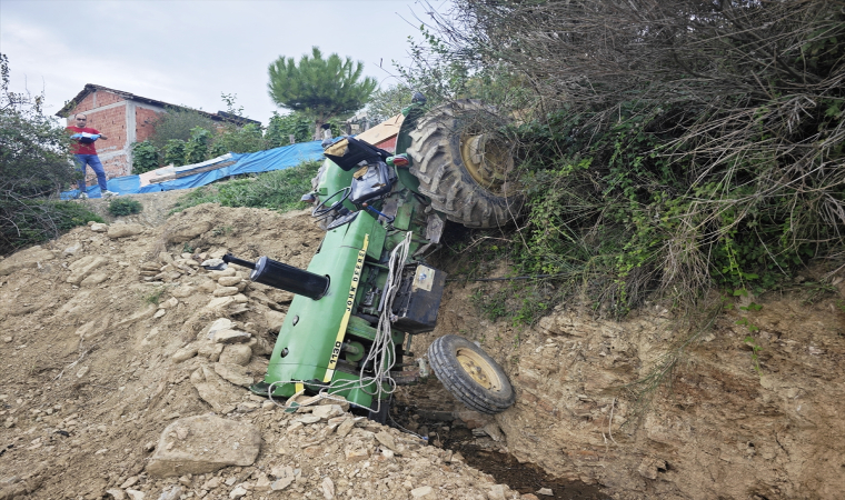 Şarampole düşen traktörün sürücüsü ağır yaralandı