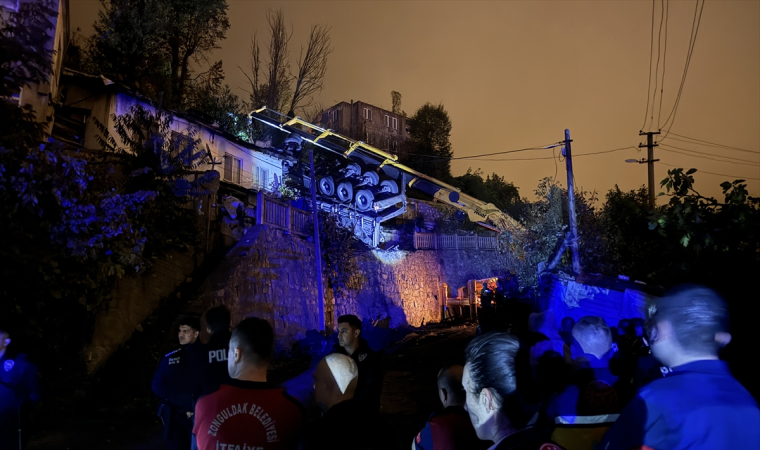 Zonguldak’ta devrilen kömür yüklü tırın sürücüsü öldü