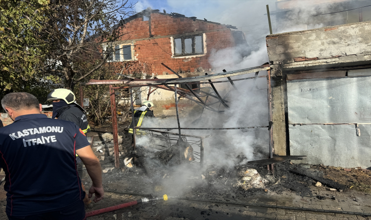 Kastamonu’da çıkan yangında 2 ev ile garaj yandı