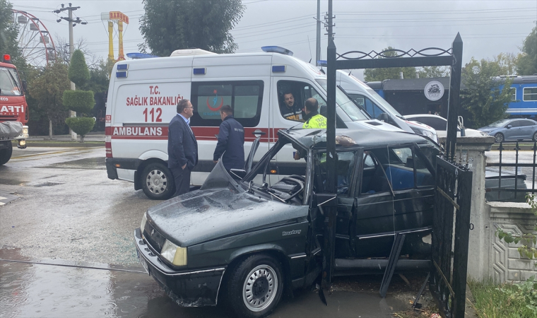 Bahçe duvarına çarpan otomobildeki baba ve kızı yaralandı