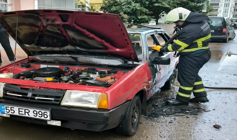 Samsun’da park halindeki otomobilde yangın çıktı