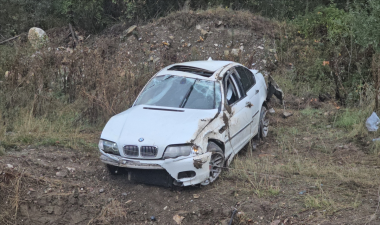 Karabük’te şarampole devrilen otomobildeki 2 kişi yaralandı