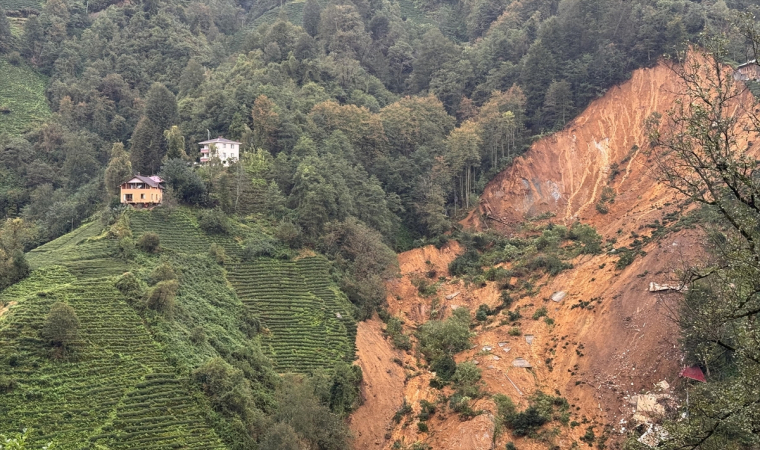 Rize’de heyelan sonucu 2 ev toprak altında kaldı