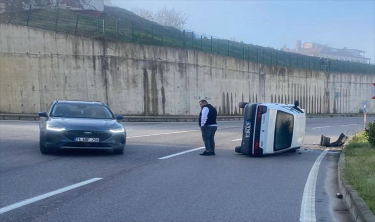 Elektrik direğine çarpan otomobilin sürücüsü yaralandı