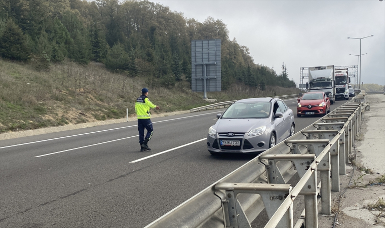 Tanker ile otomobilin çarpıştığı kazada sürücüler yaralandı