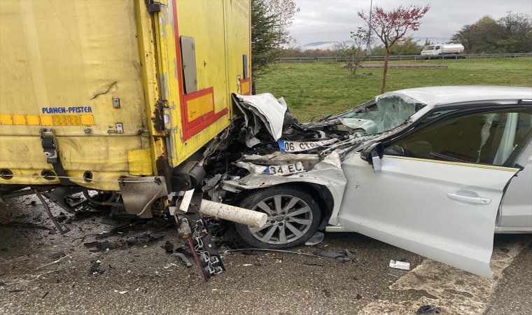 Düzce’de tıra çarpan otomobilin sürücüsü ağır yaralandı