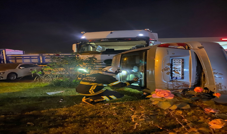 Tokat’ta park halindeki tıra çarpan otomobilin sürücüsü yaralandı