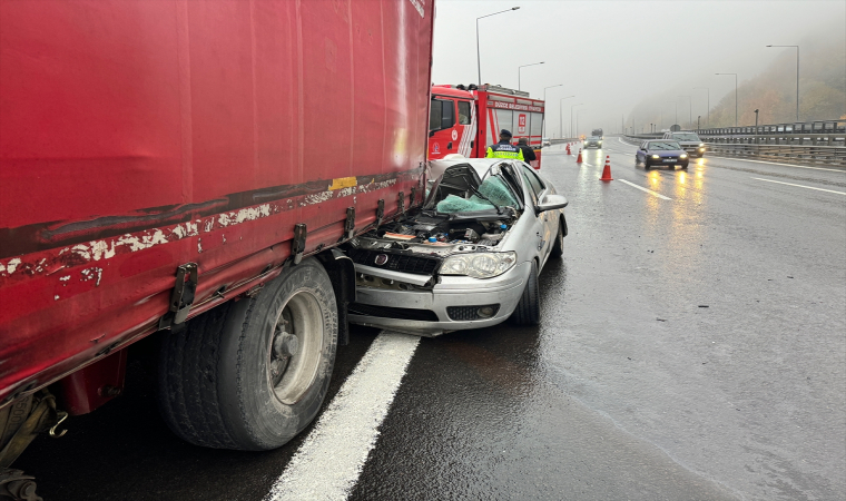 Tıra çarpan otomobildeki 1 kişi öldü, 4 kişi yaralandı