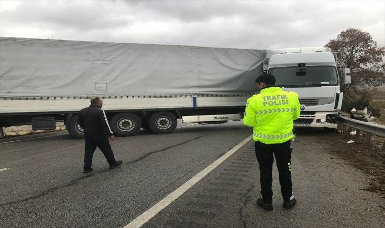 Tırın makaslaması sonucu Çorum Samsun kara yolu ulaşıma kapandı