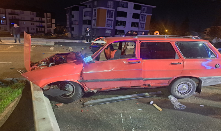 Bolu’da beton bariyere çarpan otomobilde 1 kişi yaralandı