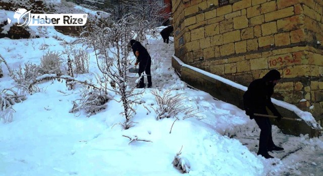 Bayburt'ta kar temizleme çalışması sürüyor