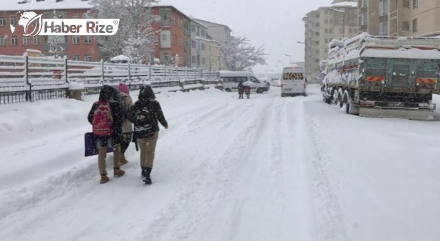 Bayburt'ta kar nedeniyle eğitime bir gün ara verildi