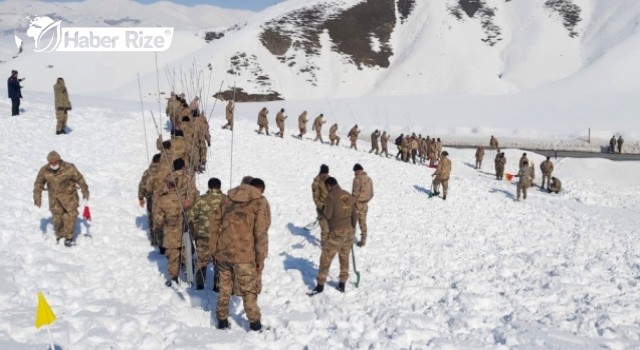 Bitlis'te güvenlik korucularına çığ eğitimi verildi