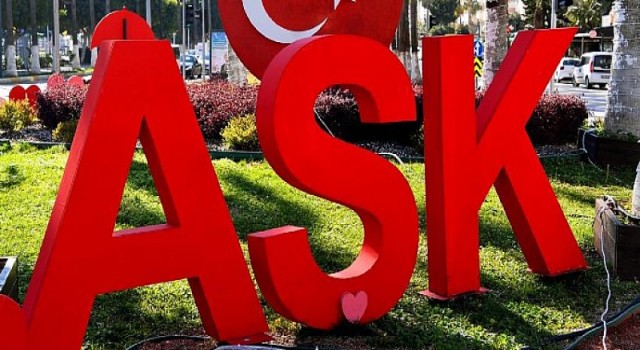 Büyükşehir’den 14 Şubat’a Özel Renkli Figürler