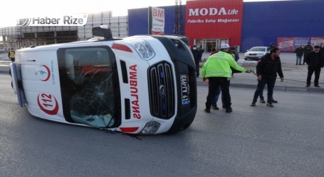 Çorum'da otomobil ile ambulans çarpıştı