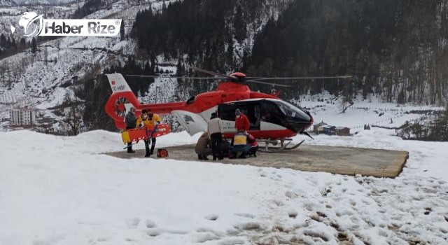 Kapalı köydeki hastaya ambulans helikopterle ulaşıldı