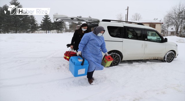 Karlı yolları aşan sağlıkçılar yaylada Kovid-19 aşısı yapıyor