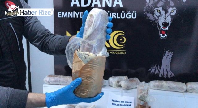 kolide, kavurmaların içine gizlenmiş 11 kilo 250 gram esrar ele geçirildi.