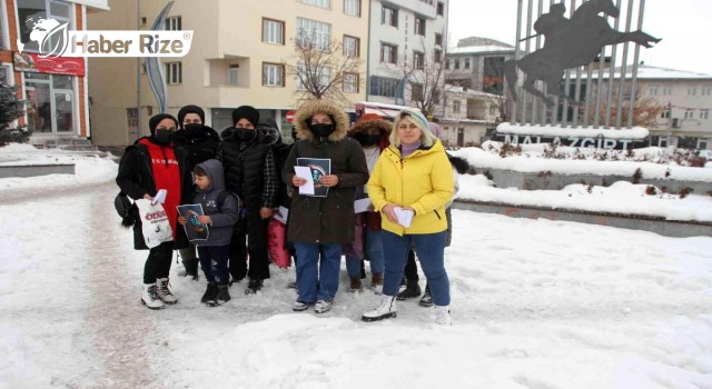 Malazgirtli öğrenciler harçlıklarla sevindirildi