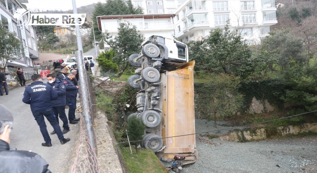 Ordu'da rampada kayan kamyon okul bahçesine düştü