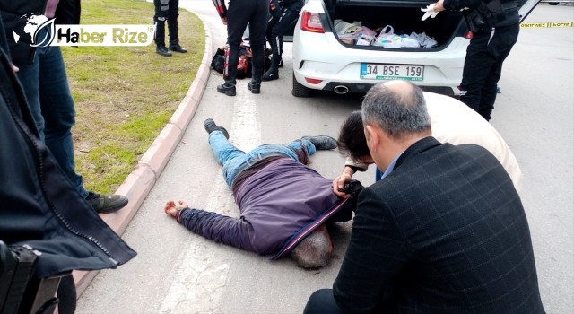 Otomobilde kavga eden iki kişinin silahla birbirini yaraladı