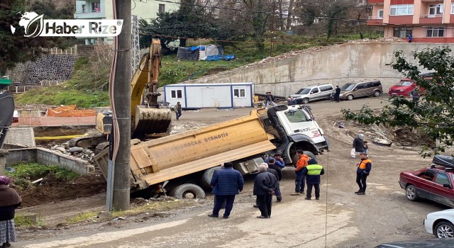 Rize’de yol çökünce kamyon dere yatağına düştü