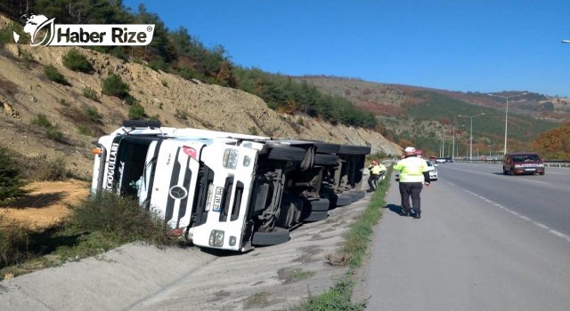 Samsun’da devrilen tırın sürücüsü yaralandı