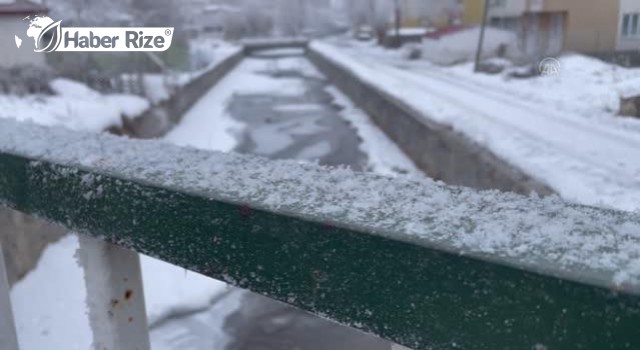 Soğuk hava yüzünden araçların camları buz tuttu