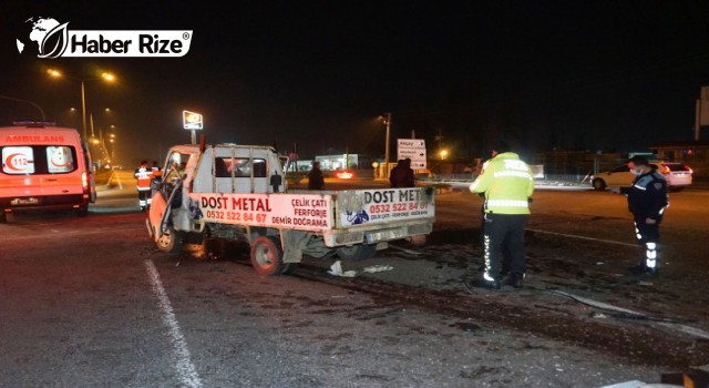 Trafik kazası ölü ve yaralılar var