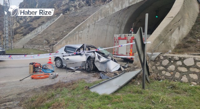 Tünel duvarına çarpan otomobildeki 2 kişi öldü, 2 kişi yaralandı