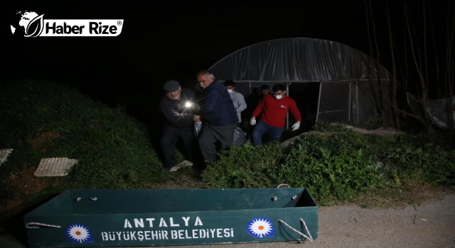 Antalya'da bir kişi çalıştığı çiçek serasında ölü bulundu