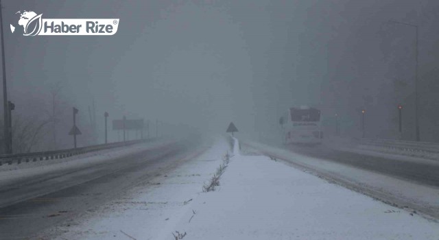 Bolu Dağı'nda kar yağışı etkili oluyor