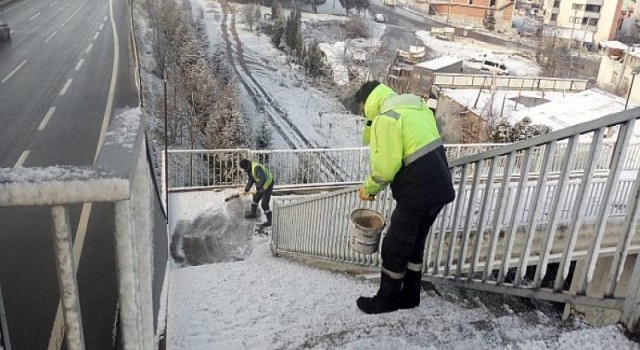 Büyükşehir’den tuzlama ve solüsyon çalışması