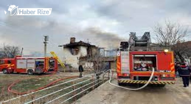 Denizli'de çıkan yangında 2 katlı ev kullanılamaz hale geldi