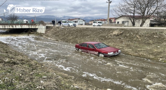 Dereye devrilen otomobildeki yolcu yaralandı