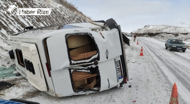 Devrilen minibüsteki kişiler yaralanddı