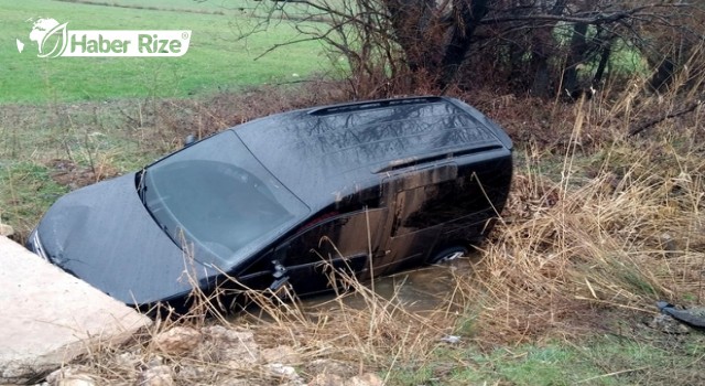 Devrilen otomobilin sürücüsü yaralandı