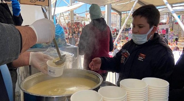 Didim Belediyesi’nden Soğuk Havada Sıcak Çorba İkramı