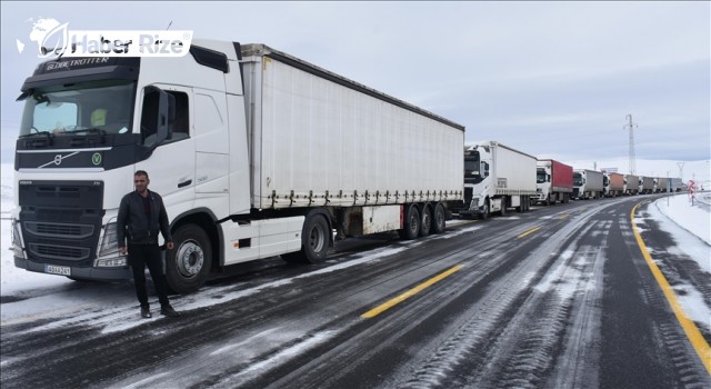 Etkili olan kar yağışı ve tipi yüzünden sürücüler yolda kaldı