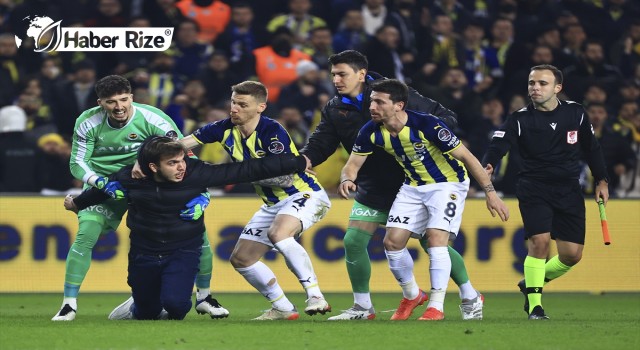 Fenerbahçe-Trabzonspor maçında sahaya taraftar girdi