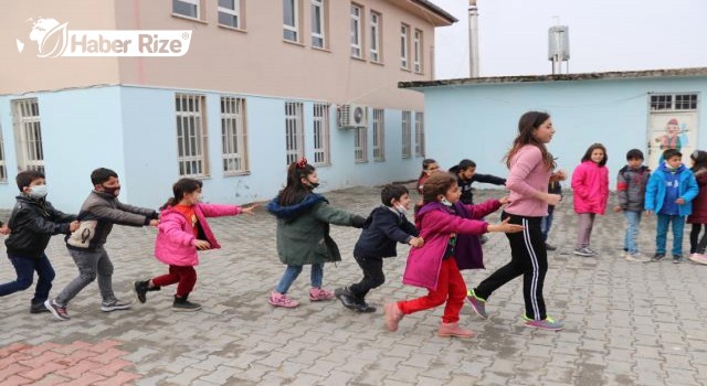 Gönüllü gençler, kırsaldaki çocukları etkinliklerle buluşturuyor