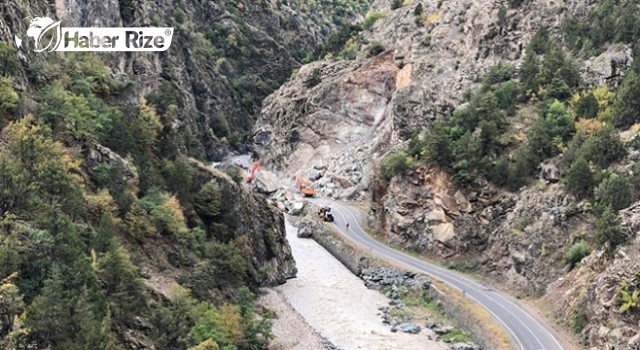 Heyelan nedeniyle kapanan Artvin-Şavşat kara yolu ulaşıma açıldı